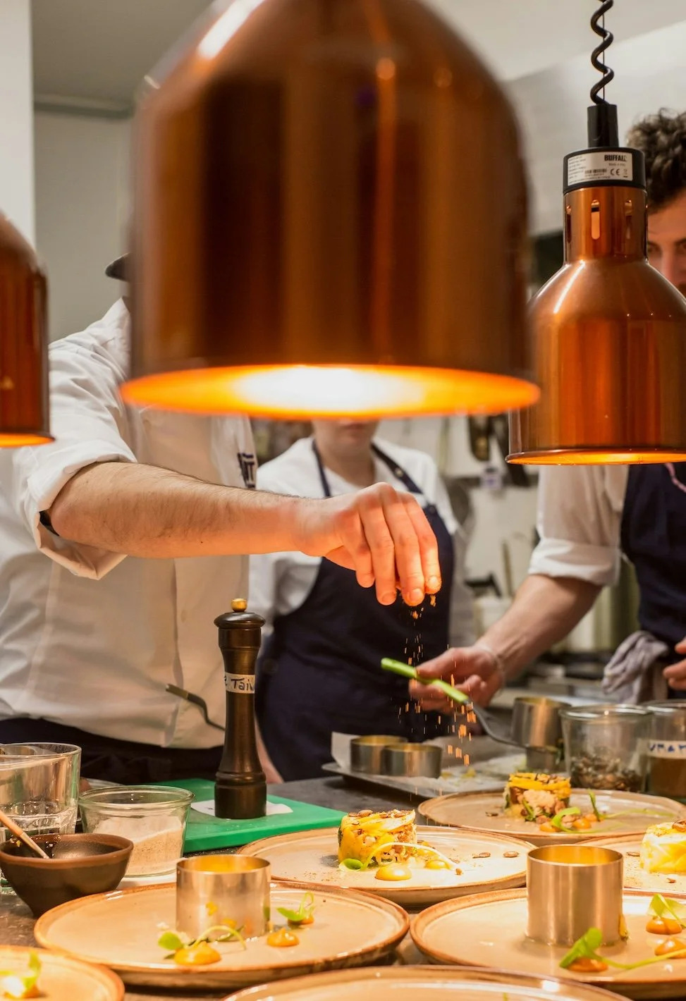 Chef a preparar prato gourmet com produtos Coolchoice - excelência HORECA Algarve